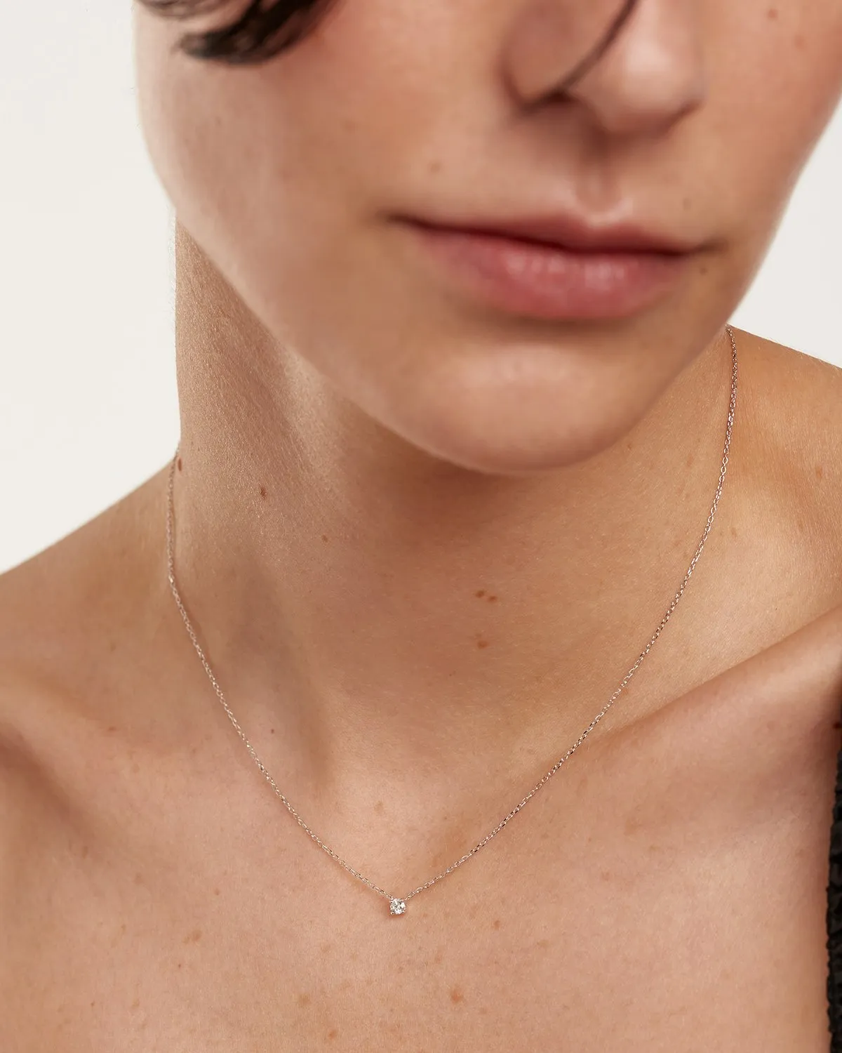 Diamonds and White Gold Solitaire Mini Necklace
