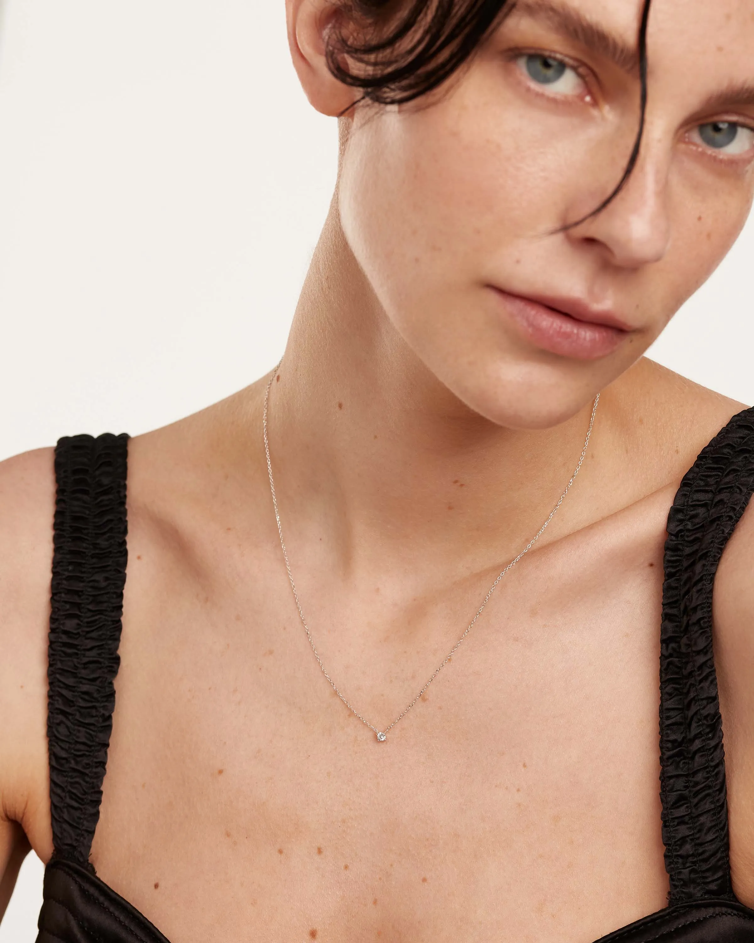 Diamonds and White Gold Solitaire Mini Necklace
